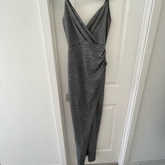 Beautiful dress - Picture 3 of 3